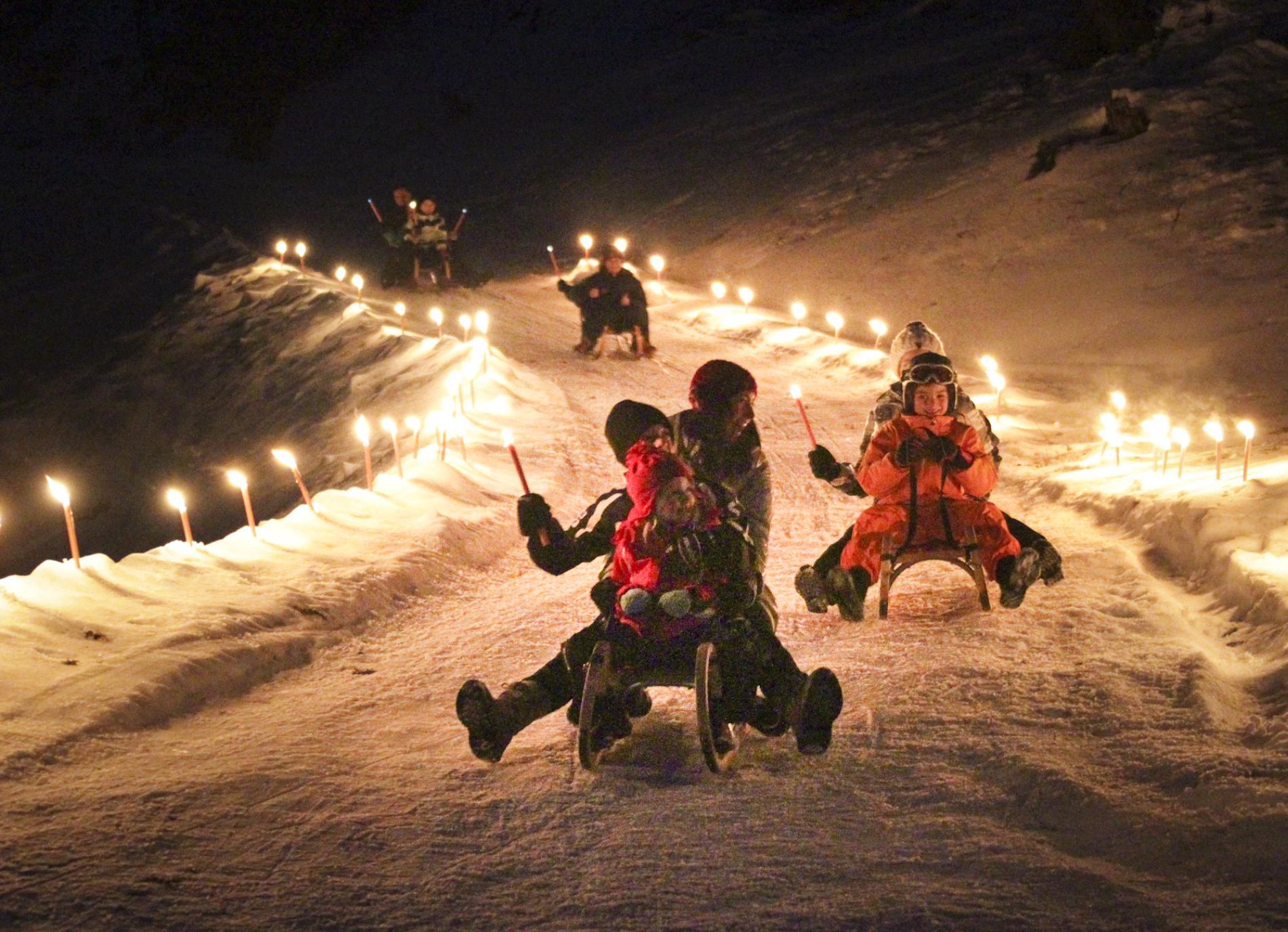 Flutlicht - Rodeln und Schneeschuhwandern